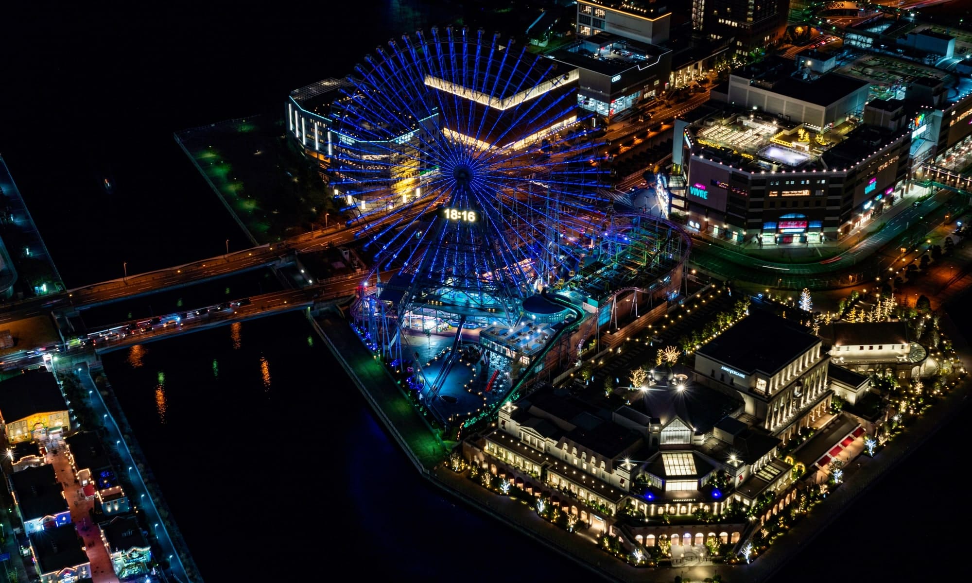 横浜の夜の街並み